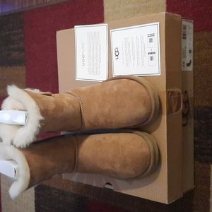 UGG tan size 9 lightly used with box and authentication